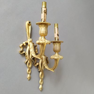 Paire d'appliques en bronze ciselé et doré, style Louis XVI - Photo 1