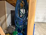 une photo d'un garage avec de nombreux tuyaux par terre