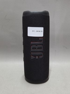 l'enceinte est noire et comporte une étiquette blanche sur le côté