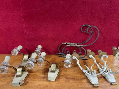 a lot of different types of lights that are on the table
