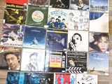 il y a beaucoup de CD par terre dans cette pièce
