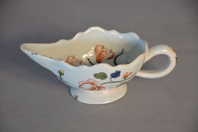 un petit bol blanc orné d'un motif floral