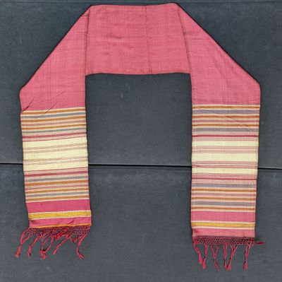 une écharpe rose à rayures multicolores et à franges