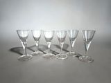 six verres à vin vides alignés sur une table