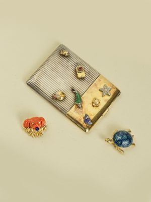 trois types différents de bijoux posés sur une surface blanche