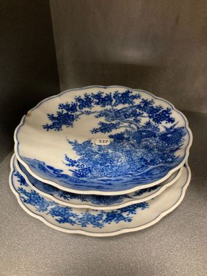 trois assiettes bleues et blanches empilées les unes sur les autres