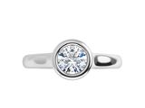 un gros plan d'une bague en diamant sur fond blanc