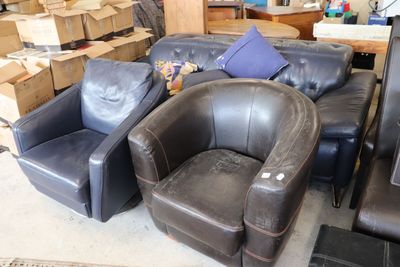 a lot of furniture that is sitting in a room