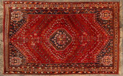 un tapis rouge et noir orné d'un motif en forme de diamant