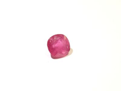 gros plan d'une pierre rose sur une surface blanche