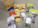 un sachet de friandises pour chien et un sachet de friandises par terre