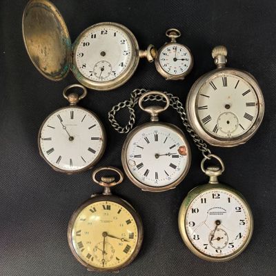 cinq types différents de montres de poche sur un fond noir