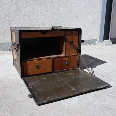 une vieille valise posée par terre