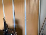 une photo d'une chambre à coucher avec un lit et une télévision