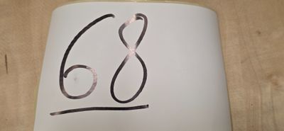 un gros plan sur une feuille de papier sur laquelle figure un dessin