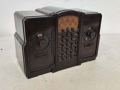 une radio à l'ancienne posée sur une table
