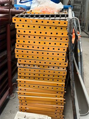une pile de briques jaunes empilées les unes sur les autres