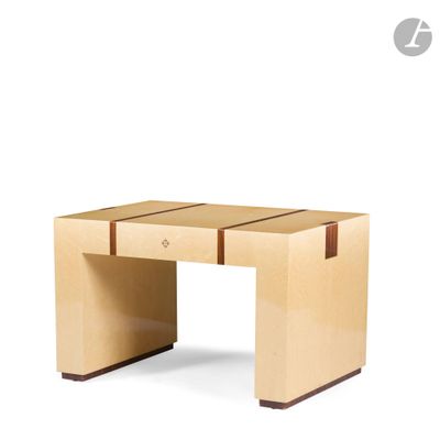 une photo d'un bureau en bois muni de deux tiroirs