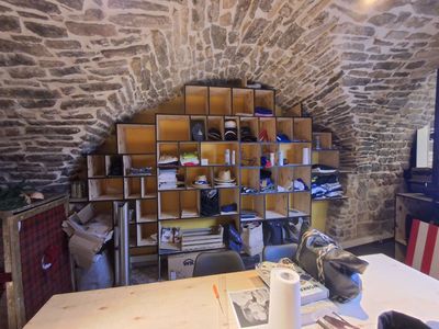 une pièce dans laquelle se trouvent une table et une bibliothèque