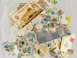une pile de timbres et de cartes postales posée sur une table