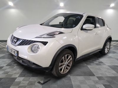 Le SUV Nissan Juke blanc est garé dans une grande pièce.