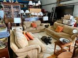 un salon rempli de meubles et où règne un grand désordre