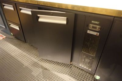 SUR DESIGNATION : Un arrière de bar deux portes et deux tiro…