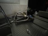 un évier avec une grille métallique au milieu