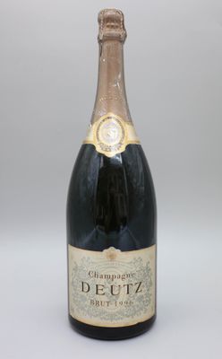 une image d'une bouteille de champagne sur fond blanc