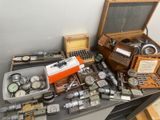 de nombreux types de montres et d'autres objets sur la table