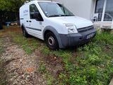une camionnette blanche garée devant une maison