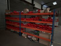 Lot de rayonnage avec leur contenu de pièces détachées, tabl… (photo 2)
