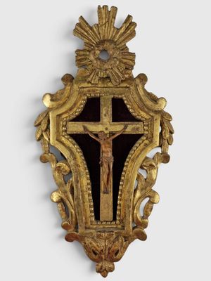 une image représentant une croix en or accrochée à un mur