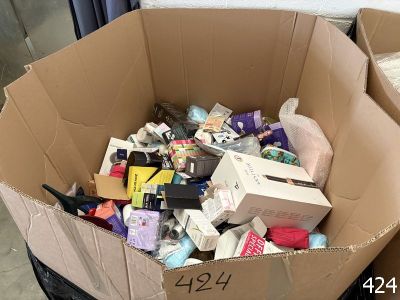 une boîte en carton remplie d'objets hétéroclites dans une pièce