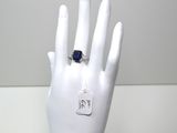 une main de mannequin blanche avec une bague au doigt