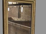un miroir accroché au mur de la pièce