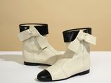 bottines en cuir blanc ornées d'un nœud sur le côté