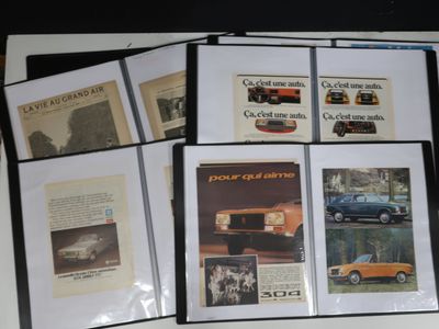 beaucoup de brochures de voitures anciennes posées sur une table