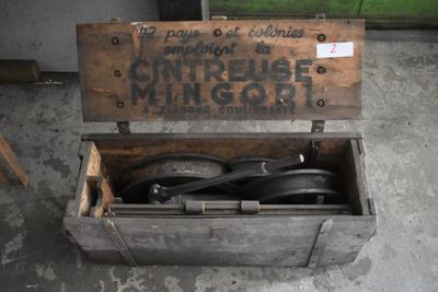 une boîte en bois contenant une paire de chaussures