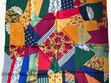 un gros plan sur une couette en patchwork colorée sur fond blanc