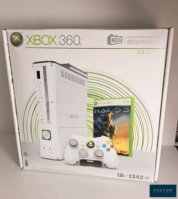 une console Xbox 360 blanche dans son emballage, avec deux manettes posées devant la boîte