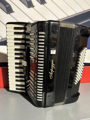 Accordéon touches piano ARPEGGIO, rayures.