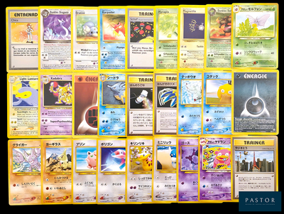 beaucoup de cartes pokemon sur la table