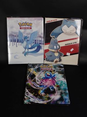 Deux cartes Pokémon sont posées l'une à côté de l'autre sur une surface noire