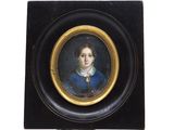 portrait d'une femme en robe bleue dans un cadre noir