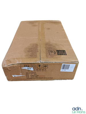 une boîte en carton posée sur une table