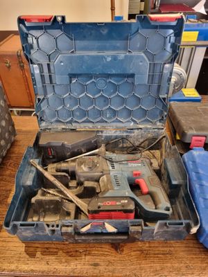 une boîte à outils bleue avec des outils sur une table