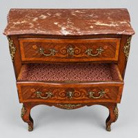 Petite commode en bois de placage à décor marqueté, ouvrant … (photo 4)