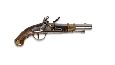 un vieux fusil avec une poignée en bois sur fond blanc
