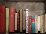 de nombreux livres qui se trouvent sur une étagère dans une boîte